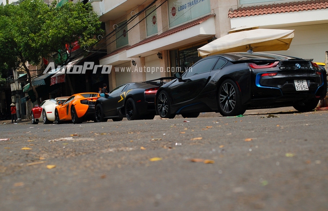 
Bugatti Veyron, McLaren 650s Spider, Lamborghini Murcielago LP670-4 SV và BMW i8 xếp hàng ngay ngắn trước công ty của đại gia Minh Nhựa.
