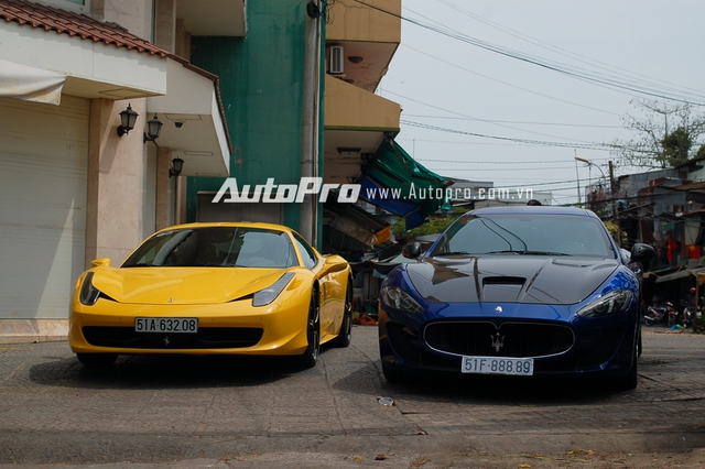 
Trên thềm là bộ đôi Ferrari 458 Italia vàng và Maserati Granturismo MC Stradale khoe dáng cùng nhau. Chiếc Maserati Granturismo MC Stradale trong bộ áo xanh dương nổi bật với biển kiểm soát tứ quý 8. Đây cùng là chiếc Granturismo MC Stradale đầu tiên được phân phối chính hãng tại Việt Nam.
