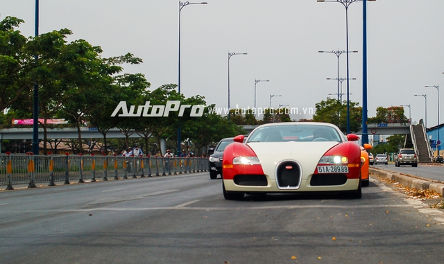 
Ngay khi xuất hiện trên phố Sài thành lần đầu tiên vào tháng 2/2012, ông hoàng tốc độ Bugatti Veyron đã thiết lập mọi tiêu chuẩn về giá bán, tốc độ và chi phí nuôi dưỡng thuộc diện tốn kém bậc nhất tại Việt Nam.
