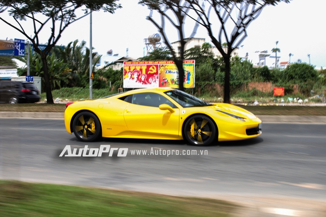 
Ferrari 458 Italia trong bộ áo màu vàng vốn rất quen thuộc với giới chơi xe cả nước. Người thường xuyên cầm lái chiếc siêu xe này cũng là bà chủ quán cà phê tại quận 7 kiêm vợ của đại gia Minh Nhựa.
