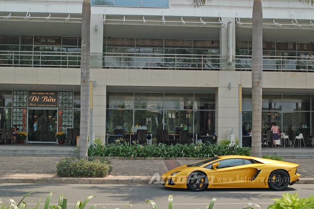 Siêu bò Lamborghini Aventador LP700-4 màu vàng rực bị bắt gặp tại khu vực quận 7 và đến sau.