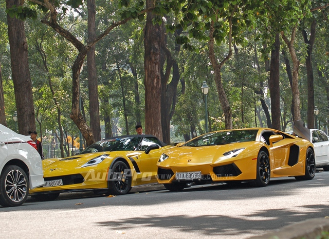 Lamborghini Aventador với bộ áo vàng rực chính là chiếc đầu tiên xuất hiện tại Việt Nam cũng như chiếc biển kiểm soát tứ quý 9 ấn tượng.
