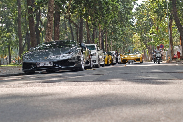 Trong đó, siêu xe Lamborghini Huracan LP610-4 và Chevrolet Corvette C7 Z06 Convertible là những xe đến trước.