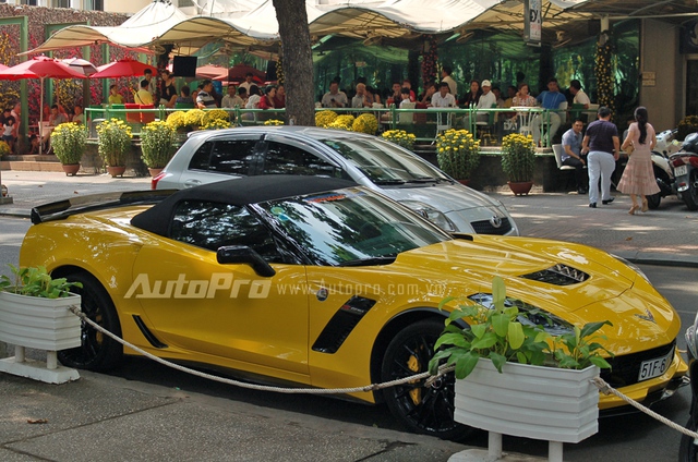 
Chiếc xe thể thao Chevrolet Corvette Z06 trong bộ áo vàng rực cũng thu hút nhiều sự chú ý khi xuất hiện cùng bộ đôi siêu xe Lamborghini trên phố. Đây là chiếc Chevrolet Corvette C7 Z06 Convertible đầu tiên xuất hiện tại Việt Nam sau 3 chiếc Coupe được đưa về nước.

