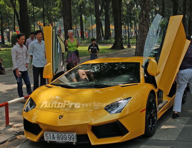 
Tại Việt Nam, có 4 chiếc siêu xe Lamborghini Aventador được đưa về nước với các màu sắc khác nhau như vàng, cam, trắng và đỏ. Trong đó, chỉ có chiếc Lamborghini Aventador trong bộ áo màu trắng được phân phối chính hãng và đến nay vẫn chưa tìm thấy chủ nhân.
