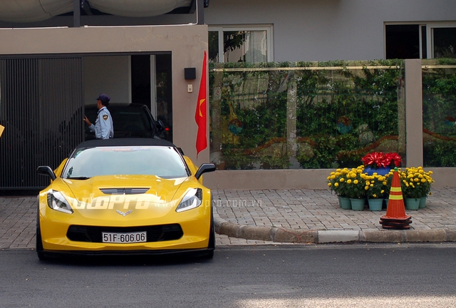 
Cũng có bộ áo vàng rực là quỷ dữ Chevrolet Corvette Z06 Convertible đầu tiên xuất hiện tại Việt Nam. Chiếc xe thể thao này đang tạo nên cơn sốt trong giới chơi xe Việt khi đã có gần 5 chiếc được đưa về nước.
