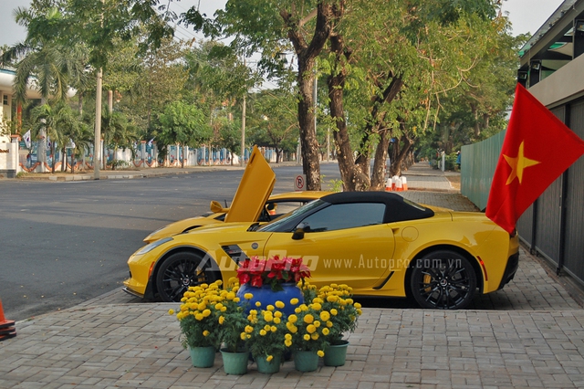 
Cặp đôi Corvette Z06 mui mềm cùng siêu bò Lamborghini Aventador xuất hiện trước một ngôi nhà tại Quận 7 trong bộ áo vàng, khiến nhiều người liên tưởng đến hình tượng những chậu mai thường xuất hiện trước cửa nhà của người dân để cầu một năm may mắn và phát tài.
