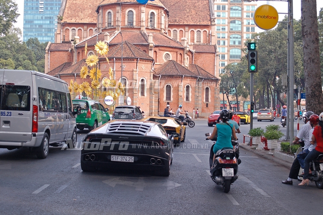 
Đoàn siêu xe nổi bật trong các bộ áo sặc sỡ dạo phố Sài Thành trong mùng 2 Tết.
