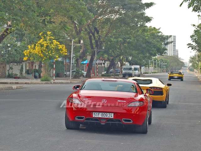
Đây là chiếc SLS thứ 3 tại thị trường Việt Nam bị bắt gặp lăn bánh trên phố với chiếc biển trắng tinh. Ngoài ra còn phải kể đến chiếc SLS đầu tiên xuất hiện tại thị trường Việt Nam thuộc sở hữu của đại gia Trung Nguyên với bộ áo nổi bật không kém trắng ngoại trai kết hợp cùng sọc xám lạ mắt. Màu đen nhám cá tính là ngoại thất của hàng độc SLS AMG GT Final Edition với 350 chiếc được sản xuất trên toàn thế giới.
