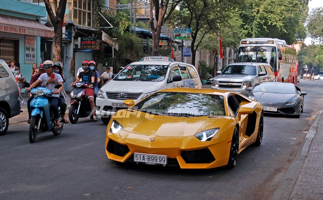 
Lamborghini Aventador với bộ áo vàng rực xuất hiện vào trưa mùng 2 trên phố Sài Thành chính là chiếc đầu tiên xuất hiện tại Việt Nam và rất nổi tiếng với chiếc biển kiểm soát tứ quý 9 ấn tượng.
