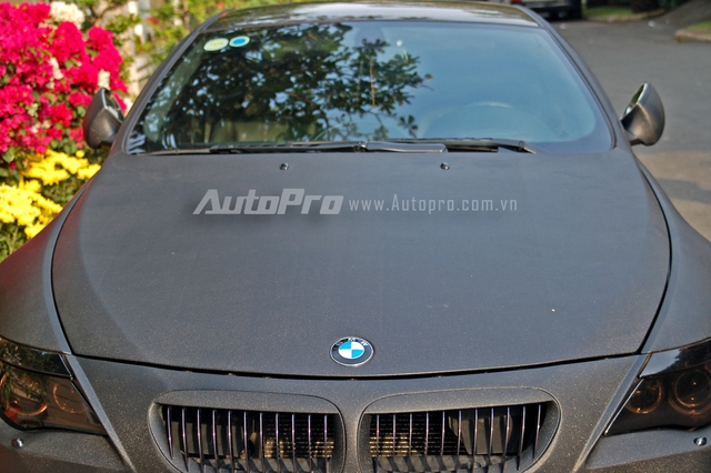 
Cận cảnh bộ áo đen nhám kết hợp cùng kim tuyến của BMW M6. Được biết chiếc xe thể thao cao cấp còn được chủ nhân thông nòng công suất cực đại lên 600 mã lực.

