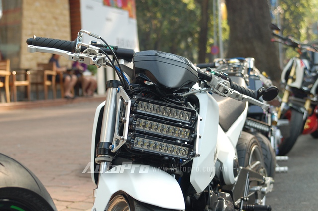 Chưa dừng lại đó, mẫu xe côn tay cỡ nhỏ của Honda còn được chủ nhân trang bị đèn pha dạng LED được xếp thành 3 tầng độc đáo. Tùy theo nhu cầu, chủ nhân có thể điều chỉnh từng nấc đèn riêng biệt thông qua 3 nút bấm đặt trên tay lái. Phong cách trang bị đèn LED này được nhiều người chơi xe Honda MSX125 ưa chuộng.