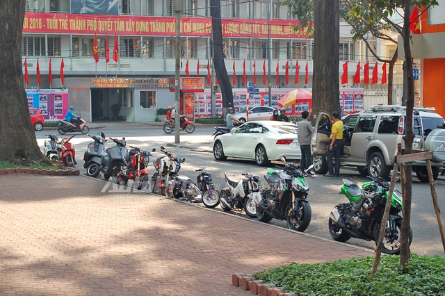 
Xuất hiện trên con phố nhỏ gần trung tâm thương mại Diamond Plaza ở quận 1, đoàn xế độ của những người chơi Honda MSX125 đã thu hút nhiều sự chú ý. Trong đó, dẫn đầu đoàn là cặp đôi phân khối lớn Kawasaki Z1000. Trong năm 2015, dòng naked bike thần thánh này vẫn được nhiều người chơi xe phân khối lớn ưa chuộng với 200 chiếc phân phối chính hãng tìm thấy chủ mới.
