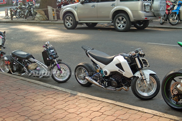 Để mang đến âm thanh ấn tượng hơn trước, chủ nhân của chiếc Honda MSX125 đã bỏ ống xả nguyên bản theo xe mà thay bằng ống xả độ Boso-Ichibanboshi của Nhật Bản với chi phí khoảng 15 triệu Đồng. Vì được trang bị gắp kéo dài nên xe cũng đi kèm phuộc sau của Nitron.