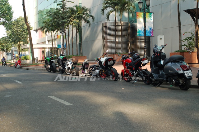 Đoàn xế độ xếp hàng dài trên phố Sài Thành.
