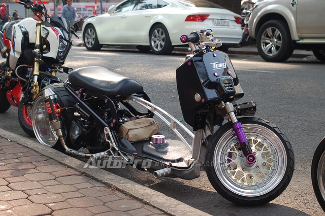 Cũng có ngoại hình độc đáo không kém chiếc xe côn tay cỡ nhỏ Honda MSX125 là chiếc xe tay ga dân chơi Honda Zoomer 50. Đây là một trong những chiếc tay ga được các dân độ tại nước ngoài và Việt Nam ưa chuộng với nhiều bản độ khá độc đáo.