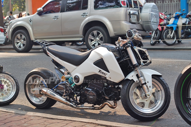 Honda MSX125 nổi bật trong trang phục màu trắng ngọc trai cùng gói đồ chơi được nhập trực tiếp từ Mỹ như cặp vành, gắp sau kéo dài bằng nhôm và được cắt CNC tinh xảo. Ngoài ra, xe còn được trang bị cặp lốp khủng với bánh sau có kích thước 140/70-12.