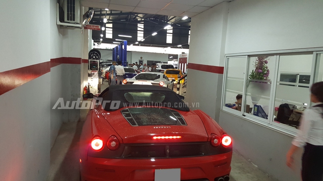 
Trong quá trình bảo dưỡng siêu xe Ferrari, có một số quy định khá khắt khe như phải có phần mềm riêng. Ngoài ra, các chuyên gia khám bệnh đều được đào tạo bài bản từ hãng siêu xe đến từ Ý.
