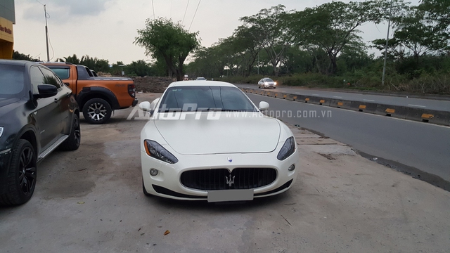 
Maserati GranTurismo sở hữu khối động cơ V8, dung tích 4,2 lít, sản sinh công suất tối đa 405 mã lực và mô-men xoắn cực đại 460 Nm. Xe có thể tăng tốc từ 0-100 km/h trong khoảng 5,2 giây và đạt tốc độ tối đa 285 km/h. Đi kèm khối động cơ này là hộp số tự động ZF 6 cấp với cần gạt sang số tích hợp trên vô lăng. Tại thị trường Việt Nam, Maserati GranTurismo có giá khoảng 5 tỷ Đồng.
