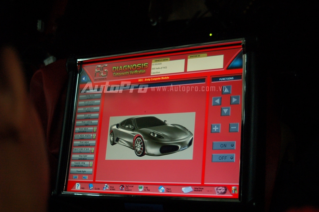 
Để cập nhập phần mềm, mỗi chiếc xe đều có cổng kết nối với máy tính chuyên dụng. Các chuyên gia sau khi kết nối với chiếc xe cần bảo dưỡng sẽ nhập mã VIN trên mỗi xe để bắt bệnh.
