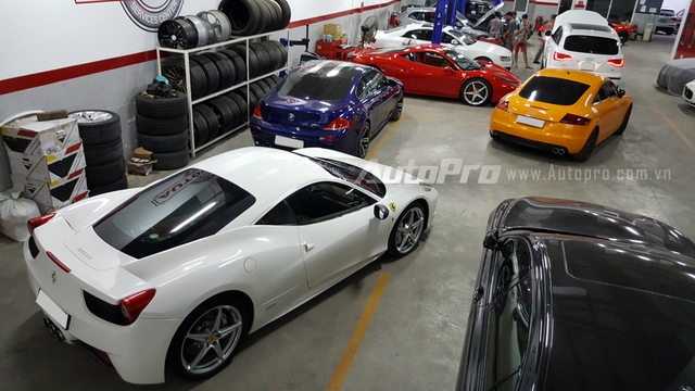 
Mới đây, một buổi bảo dưỡng dành riêng cho hai thương hiệu Ferrari và Maserati tại Việt Nam do garage tư nhân AutoS Only đứng ra tổ chức đã thu hút sự tham dự của các chủ nhân siêu xe. Nhiều người vui mừng vì đây là cơ hội hiếm hoi cho những cỗ máy tốc độ của Ferrari được các chuyên gia bắt bệnh.

