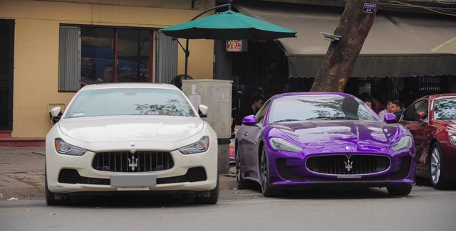 
Bộ đôi xe thể thao và sedan hạng sang tầm trung đến từ thương hiệu Maserati. Trong đó chiếc xe mang ngoại thất trắng thuộc phiên bản Ghibli S Q4, chiếc còn lại là GranTurismo.
