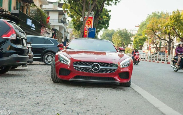 
Chiếc xe thể thao mạnh mẽ Mercedes AMG GTS cũng xuất hiện trong buổi họp mặt. Tại thị trường Việt Nam, AMG GTS được chào bán chính hãng với mức giá 8,26 tỷ Đồng.
