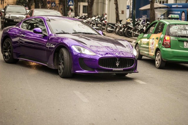 
Xuất hiện đầu tiên tại thị trường Việt Nam vào năm 2010, Maserati GranTurismo gây ấn tượng mạnh với thiết kế lạ mắt do các nghệ nhân tại hãng thiết kế lừng danh Pininfarina chắp bút với nắp ca-pô kéo dài trong khi đuôi xe được ép lại ngắn gọn. Đây là kiểu thiết kế từng xuất hiện trên siêu xe mạnh mẽ Ferrari 599 GTB.
