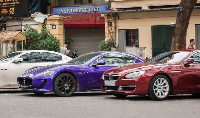 
Đến nay có khoảng 6 chiếc Maserati GranTurismo xuất hiện tại thị trường Việt Nam, trong đó có 2 chiếc mang ngoại thất nổi bật là cam nhám và màu tím mộng mơ. Maserati GranTurismo sở hữu khối động cơ V8, dung tích 4,2 lít, sản sinh công suất tối đa 405 mã lực và mô-men xoắn cực đại 460 Nm. Xe có thể tăng tốc từ 0-100 km/h trong khoảng 5,2 giây và đạt tốc độ tối đa 285 km/h.
