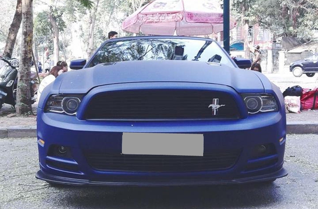 
Hàng độc Ford Mustang GT California Special cũng xuất hiện trong buổi tụ tập cuối tuần vừa qua. Xe mang ngoại thất xanh nhám và thuộc bản đặc biệt khi sở hữu nhiều khác biệt như thân xe thiết kế khoẻ khoắn hơn trước, cặp la-zăng 19 inch 5 chấu kép thể thao và phía đuôi xe là logo riêng của phiên bản GT California Special như dấu hiệu nhận biết.
