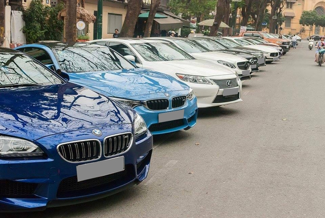 
Đoàn xe xếp hàng dài trên con phố và nhanh chóng nhận được nhiều sự chú ý của người đi đường. Trong ảnh là bộ đôi BMW M6 Grand Coupe và M4 Coupe với 2 màu sơn xanh nổi bật.
