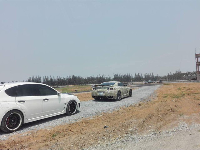 
Cặp đôi Subaru WRX STI màu trắng và Nissan GTR độ 600 mã lực.

