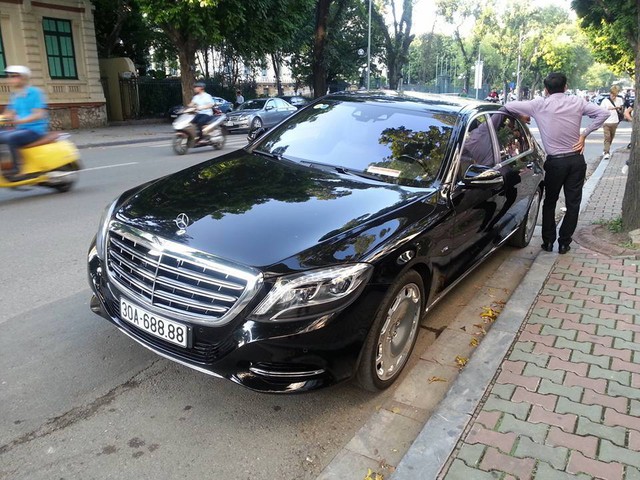
Ngoài số 9, các đại gia Việt cũng chuộng con số 8 với hàm ý phát tài. Do đó, biển tứ quý 8 cũng nhanh chóng được gắn cho một chiếc Mercedes-Maybach S600 tại Hà Nội.
