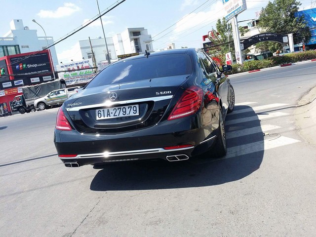 Các đại gia Bình Dương được đồn đoán sở hữu 4/50 chiếc Mercedes-Maybach S600 tại thị trường Việt Nam. Trong đó, ngoài chiếc Mercedes-Maybach S600 biển lộc phát, còn 1 chiếc khác mang biển cặp 79 thần tài đẹp mắt không kém. Ảnh: Xe Bình Dương