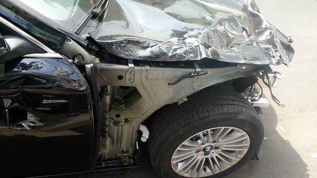 
Phần đầu xe của một chiếc BMW 5-Series bị biến dạng nặng mặc dù đã được cứu thoát ra bên ngoài.
