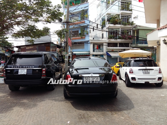 
Ngoài ra, trong đoàn xe còn xuất hiện những chiếc xe siêu sang như Rolls-Royce Ghost sở hữu biển cặp 38, Range Rover Autobiography và Mini Cooper S.
