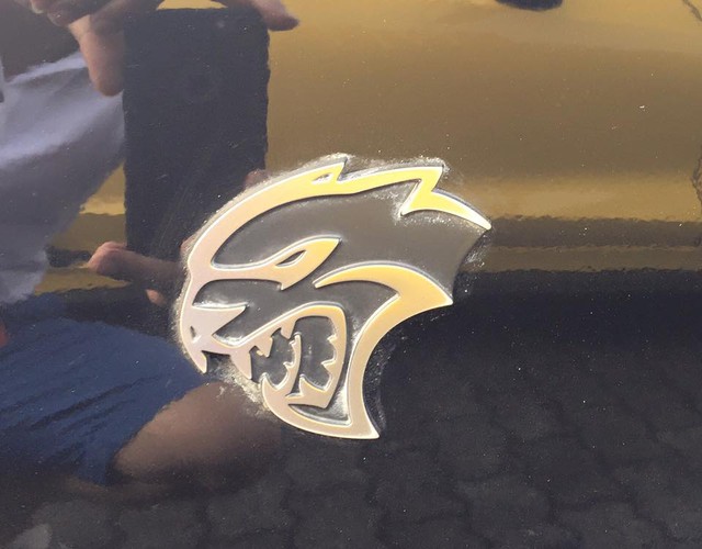 
Những hình ảnh của chiếc Dodge Challenger SRT Hellcat 2015 đầu tiên tại Việt Nam bị lộ trên mạng xã hội cách đây khoảng 2 tuần.
