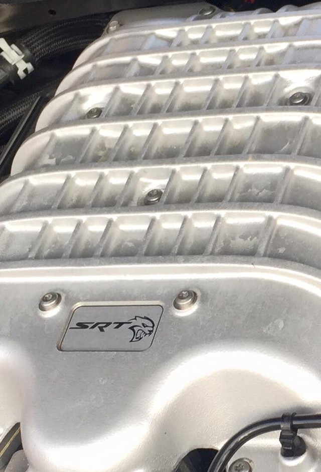 
Khối động cơ Hemi V8, siêu nạp, dung tích 6,2 lít của Dodge Challenger SRT Hellcat 2015.
