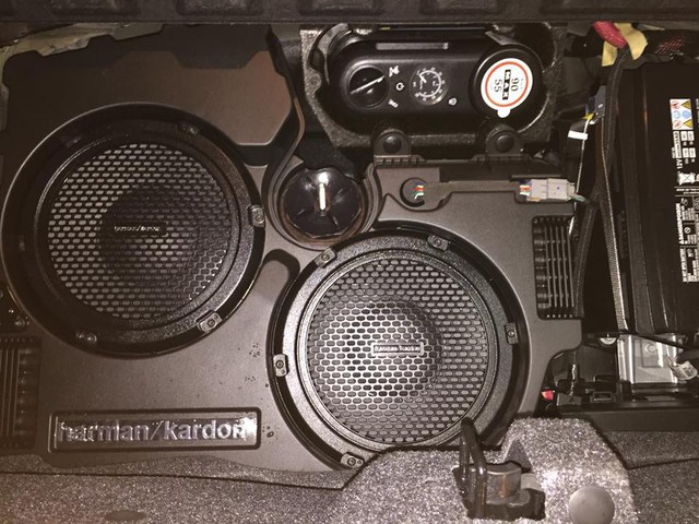 
Dàn âm thanh Harman Kardon gồm 18 loa, công suất 900 watt.
