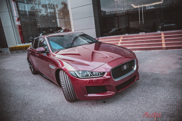 
Chiếc Jaguar XE-S chính hãng đầu tiên tại Việt Nam mang màu đỏ đun (Odyssey Red) bắt mắt. Đây là đối thủ trực tiếp của BMW M3, Meredes-AMG C63.
