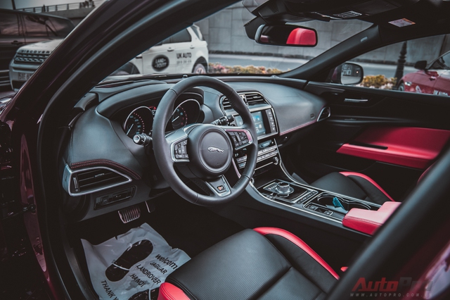 
Thiết kế thể thao của xe còn được thể hiện ở không gian nội thất với ghế bọc da màu đen xen kẽ đỏ đối lập.
