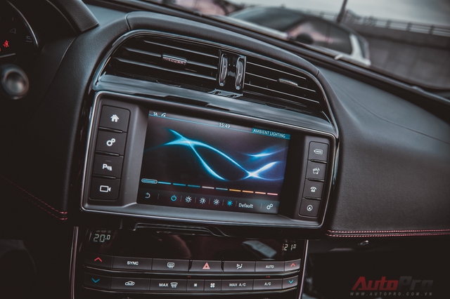 
Chính giữa của bảng điều khiển trung tâm là một màn hình giải trí cảm ứng với đầy đủ tính năng như hệ thống định vị, kết nối điện thoại Bluetooth,...; Ngoài ra, người sử dụng có thể chỉnh màu đèn của hệ thống đèn Ambient Light xung quanh xe.
