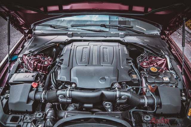 
Trái tim của Jaguar XE-S là khối động cơ siêu nạp V6, dung tích 3.0L, tạo ra công suất cực đại 340 mã lực và mô men xoắn cực đại 450Nm. Sức mạnh đó giúp XE-S tăng tốc từ 0 - 100 km/h trong vòng 5 giây và đạt tốc độ tối đa là 250 km/h.

