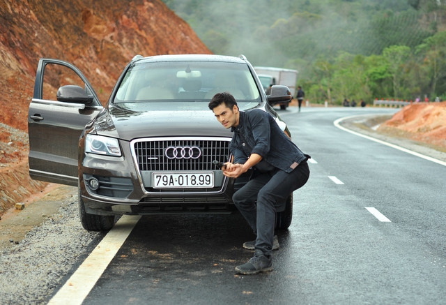 
Nam diễn viên Việt kiều Thiên Nguyễn trong một cảnh quay cùng chiếc xe Audi trong phim Truy Sát.
