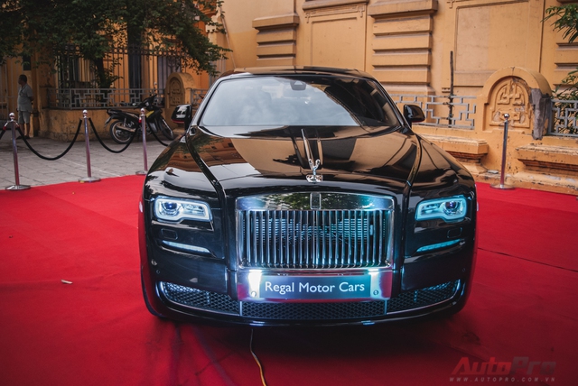 
Trong khi đó, ở phía ngoài, Rolls-Royce trưng bày 4 mẫu xe đắt giá với tổng giá trị ước tính hơn 100 tỷ Đồng. Cả hai thương hiệu đều hướng tới những khách hàng giàu có tại Việt Nam.
