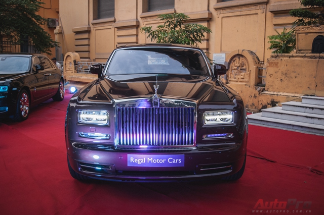 
Dàn xe Rolls-Royce trưng bày phía ngoài sảnh của khán phòng Ngụy Như Kon Tum trong khi viên kim cương được giới thiệu bí mật bên trong.
