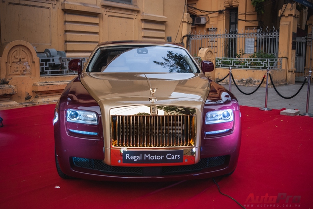 
Rolls-Royce Ghost mạ vàng.
