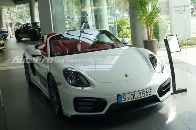 
Porsche Boxster thế hệ thứ 3 mang mã 981 ra mắt lần đầu tại triển lãm Geneva tại Thuỵ Sĩ, mãi đến năm 2014 phiên bản cao cấp nhất trong dòng Boxster là GTS mới được giới thiệu. Chiếc xe mui trần 2 chỗ có kích thước tổng thể bao gồm chiều dài 4.404 mm, rộng 1.801 mm và cao 1.273 mm.
