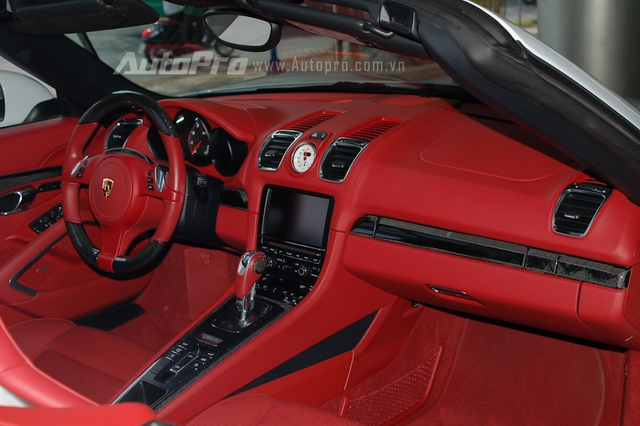 
Trái ngược ngoại thất trắng muốt bên trong khoang lái Boxster GTS sở hữu gam màu đỏ nổi bật với chất liệu da Alcantara cao cấp. Ngoài ra, một số chi tiết được phủ carbon mang đến vẻ đẹp ấn tượng cho chiếc xe mui trần.
