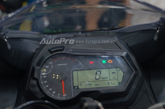 
Cụm đồng hồ thiết kế thể thao với đồng hồ tua máy dạng cơ. Màn hình LCD bên phải thể hiện nhiều thông số cơ bản của xe như tốc độ, lượng xăng tiêu thụ, quãng đường...
